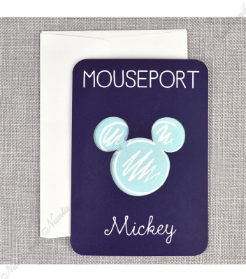 <p>Invitație de botez în formă de pașaport în stil Disney. Textul este imprimat pe un carton separat, care se fixează în interiorul copertei. La exterior coperta are un decupaj în formă de Mickey. În prețul invitației este inclus plic alb.</p><p><strong>Setul poate fi completat cu:</strong></p><p>•&nbsp;&nbsp;&nbsp;&nbsp;&nbsp;&nbsp;&nbsp;&nbsp; Aranjare la mese;</p><p>•&nbsp;&nbsp;&nbsp;&nbsp;&nbsp;&nbsp;&nbsp;&nbsp; Cartea de urări;</p><p>•&nbsp;&nbsp;&nbsp;&nbsp;&nbsp;&nbsp;&nbsp;&nbsp; Plic de bani;</p><p>•&nbsp;&nbsp;&nbsp;&nbsp;&nbsp;&nbsp;&nbsp;&nbsp; Număr la masă etc.</p><p>•&nbsp;&nbsp;&nbsp;&nbsp;&nbsp;&nbsp;&nbsp;&nbsp; Bomboniera;</p><p>•&nbsp;&nbsp;&nbsp;&nbsp;&nbsp;&nbsp;&nbsp;&nbsp; Cutie pentru colaci;</p><p>•&nbsp;&nbsp;&nbsp;&nbsp;&nbsp;&nbsp;&nbsp;&nbsp; Cutie pentru bani.</p><p>&nbsp;</p>