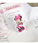 <p>Invitație de botez pentru fetițe, confecționată dintr-un carton ce formează o cutiuță, în interiorul căreia se tipărește textul invitației. Cutiuța se închide cu un capac de culoare roz cu decupaj și are drept accesoriu personajul disney Minnie Mouse.</p><p><strong>Setul poate fi completat cu:</strong></p><p>•&nbsp;&nbsp;&nbsp;&nbsp;&nbsp;&nbsp;&nbsp;&nbsp; Aranjare la mese;</p><p>•&nbsp;&nbsp;&nbsp;&nbsp;&nbsp;&nbsp;&nbsp;&nbsp; Cartea de urări;</p><p>•&nbsp;&nbsp;&nbsp;&nbsp;&nbsp;&nbsp;&nbsp;&nbsp; Plic de bani;</p><p>•&nbsp;&nbsp;&nbsp;&nbsp;&nbsp;&nbsp;&nbsp;&nbsp; Număr la masă etc.</p><p>•&nbsp;&nbsp;&nbsp;&nbsp;&nbsp;&nbsp;&nbsp;&nbsp; Bomboniera;</p><p>•&nbsp;&nbsp;&nbsp;&nbsp;&nbsp;&nbsp;&nbsp;&nbsp; Cutie pentru colaci;</p><p>•&nbsp;&nbsp;&nbsp;&nbsp;&nbsp;&nbsp;&nbsp;&nbsp; Cutie pentru bani.</p><p>&nbsp;</p>