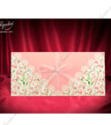 <p>Invitație de nuntă în formă de plic, pliată în trei părți, partea interioară fiind destinată printării textului, iar partea exterioară decorată cu motive florale roz și cu fundiță din organză. Invitația nu conține plic adițional.</p>