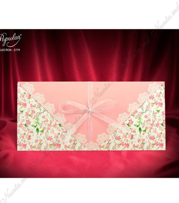 <p>Invitație de nuntă în formă de plic, pliată în trei părți, partea interioară fiind destinată printării textului, iar partea exterioară decorată cu motive florale roz și cu fundiță din organză. Invitația nu conține plic adițional.</p>