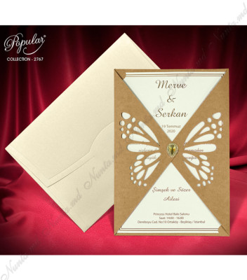 <p>Invitație de nuntă în stil romantic confecțioantă din cartonașul bej destinat printării textului care ulterior se introduce într-o copertă craft cu decupajul unui fluture &nbsp;pe mijloc. Coperta se decorează cu un cristal mic. Prețul invitației include plic bej sidefat.</p>