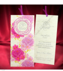 <p>Invitație de nuntă elegantă compusă din două părți. Cartonașul de culoare crem, destinat imprimării textului, se introduce într-un plic sidefat cu motive florale roz . Plicul prezintă un decupaj care face vizibile prenumele mirilor. Invitația se trage cu ajutorul unei panglici din organza.</p>