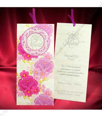 <p>Invitație de nuntă elegantă compusă din două părți. Cartonașul de culoare crem, destinat imprimării textului, se introduce într-un plic sidefat cu motive florale roz . Plicul prezintă un decupaj care face vizibile prenumele mirilor. Invitația se trage cu ajutorul unei panglici din organza.</p>