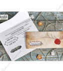 <p>Invitație de tip papirus, realizată din carton de culoare maro și accesorizată cu un sigiliu roșu. Invitația se pliază în două pe orizontală.</p>