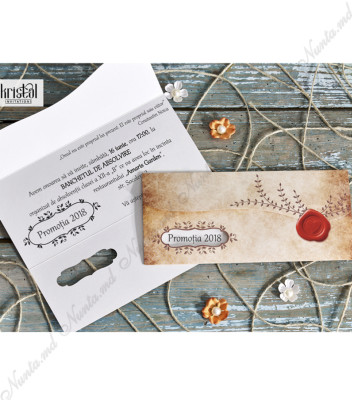 <p>Invitație de tip papirus, realizată din carton de culoare maro și accesorizată cu un sigiliu roșu. Invitația se pliază în două pe orizontală.</p>