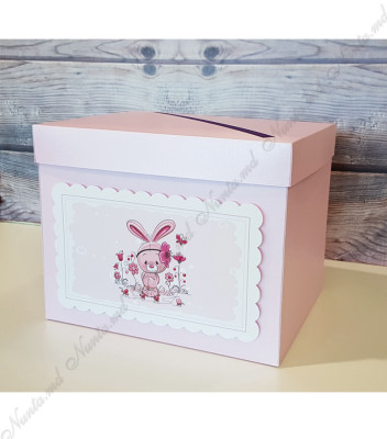 <p>Cutie de dar folosită pentru plicurile oferite de invitați la botez, realizată din carton roz sidefat cu design simplu şi frumos. Aceasta reprezintă un accesoriu elegant și util în același timp.</p><p><strong>Setul poate fi completat cu:</strong></p><p>• Invitaţie;</p><p>• Plic invitaţie;</p><p>• Interior plic;</p><p>• Aranjare la mese;</p><p>• Plic de bani;</p><p>• Număr la masă;</p><p>• Mărturie etc.</p><p>Aceste componente pot fi сomandate cât în set atât şi separat.&nbsp;</p><p><strong>ATENŢIE</strong>: În dependenţă de tipul hârtiei, complexitatea modelului şi componentele alese, preţul poate varia.&nbsp;</p><p>Orice idee poate fi realizată !!!</p>