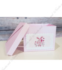 <p>Cutie de dar folosită pentru plicurile oferite de invitați la botez, realizată din carton roz sidefat cu design simplu şi frumos. Aceasta reprezintă un accesoriu elegant și util în același timp.</p><p><strong>Setul poate fi completat cu:</strong></p><p>• Invitaţie;</p><p>• Plic invitaţie;</p><p>• Interior plic;</p><p>• Aranjare la mese;</p><p>• Plic de bani;</p><p>• Număr la masă;</p><p>• Mărturie etc.</p><p>Aceste componente pot fi сomandate cât în set atât şi separat.&nbsp;</p><p><strong>ATENŢIE</strong>: În dependenţă de tipul hârtiei, complexitatea modelului şi componentele alese, preţul poate varia.&nbsp;</p><p>Orice idee poate fi realizată !!!</p>