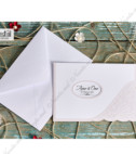 <p>Invitaţie de nuntă confecţionată dintr-un carton destinat tipăririi textului, cu model floral în relief, care se închide în două. Pe copertă este un decupaj unde se văd numele mirilor. Plicul alb este inclus în preţ.</p>