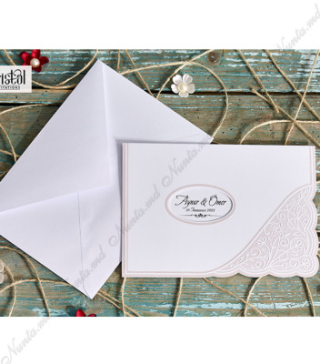 <p>Invitaţie de nuntă confecţionată dintr-un carton destinat tipăririi textului, cu model floral în relief, care se închide în două. Pe copertă este un decupaj unde se văd numele mirilor. Plicul alb este inclus în preţ.</p>