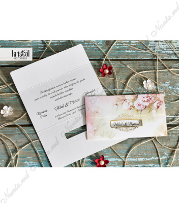 <p>Stoc Limitat</p><p>Invitaţie de nuntă confecţionată dintr-un carton destinat tipăririi textului, care se pliază în 3 pe orizontală. Pe exterior se regăsesc elemente florale şi un decupaj dreptunghiular, în care se încadrează numele mirilor.</p>
