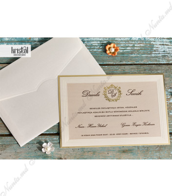 <p>Invitație de nuntă clasică formată dintr-un carton bej cu ornamente clasice pe fundal și chenar reliefat pe mărgini. În mijlocul cartonașului se printează textul invitației. În prețul invitației este inclus plic crem sidefat.</p>