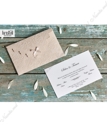 <p>Invitaţie de nuntă confecţionată dintr-un carton alb destinat tipăririi textului. Plicul crem cu textura plusată cu o fundiţă aplicată în relief, este inclus în preţ.</p>