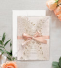 <p>Invitație de nuntă elegantă confecționată dintr-un carton crem sidefat care se pliază în trei pe vertical. Coperta este decupată prin tehnica laser în forma unui ornament clasic floral. Textul invitației se printează pe un cartonaș alb care se introduce în partea de mijloc al copertei. Invitația se închide pe mijloc cu ajutorul unei fundițe bej. În prețul invitației este inclus plic.</p>