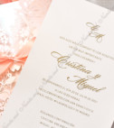 <p>Invitație de nuntă elegantă confecționată dintr-un carton crem sidefat care se pliază în trei pe vertical. Coperta este decupată prin tehnica laser în forma unui ornament clasic floral. Textul invitației se printează pe un cartonaș alb care se introduce în partea de mijloc al copertei. Invitația se închide pe mijloc cu ajutorul unei fundițe bej. În prețul invitației este inclus plic.</p>