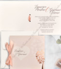 <p>Invitaţie pentru nuntă în culori calde. Se pliază în două şi este accesorizată cu panglica de culoare roz pudrat din material satin, în ton cu invitaţia.&nbsp;Plicul este inclus în preţ.</p>