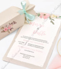 <p>O invitaţie de nuntă cu forma originală, decorată cu flori colorate în tonuri calde. Accesorizată cu o panglică de culoare mint. Hârtia pe care se tipăreşte textul se rulează şi se introduce în cutia în formă de bomboană.</p>