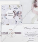 <p>Invitaţie de nuntă cu peisaj tomnatic, confecţionată dintr-un carton de culoare ivory cu fundal gri deschis, care se pliază în 2 părţi egale. Decorul de frunze se regăseşte şi în interiorul invitaţiei. Este accesorizată cu panglică de culoare gri-rose pe care se prind 2 bileţele rotunde pe care se pot scrie numele mirilor, data evenimentului sau un mesaj scurt. Plicul este inclus în preţ.</p>