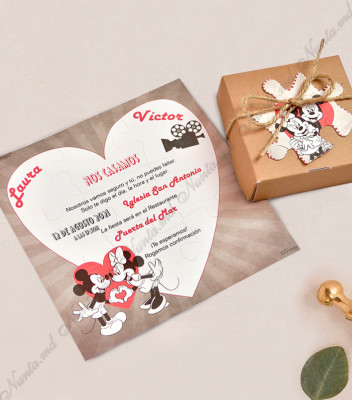 <p>Invitație de nuntă originală în formă de puzzle cu personaje Disney, Minnie şi Mickey, pe care este imprimat textul. Piesele se introduc într-o cutiuță cafenie accesorizată cu o sfoară de cînepă și o etichetă piesă de puzzle. Invitația nu necesită plic suplimentar.</p>