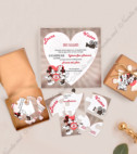 <p>Invitație de nuntă originală în formă de puzzle cu personaje Disney, Minnie şi Mickey, pe care este imprimat textul. Piesele se introduc într-o cutiuță cafenie accesorizată cu o sfoară de cînepă și o etichetă piesă de puzzle. Invitația nu necesită plic suplimentar.</p>