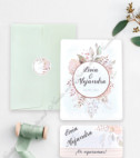 <p>Invitație de nuntă cu diverse imprimeuri în culori calde. Pe partea din spate este imprimat textul invitației. Pe copertă de culoare albă este imprimat un decor floral în interiorul căruia sunt scrise iniţialele mirilor. Plicul craft şi cardul de confirmare sunt incluse în preţ.</p>