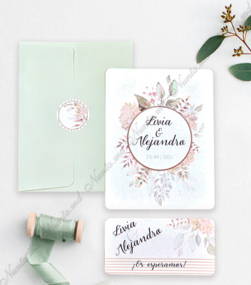 <p>Invitație de nuntă cu diverse imprimeuri în culori calde. Pe partea din spate este imprimat textul invitației. Pe copertă de culoare albă este imprimat un decor floral în interiorul căruia sunt scrise iniţialele mirilor. Plicul craft şi cardul de confirmare sunt incluse în preţ.</p>
