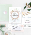 <p>Invitație de nuntă cu diverse imprimeuri în culori calde. Pe partea din spate este imprimat textul invitației. Pe copertă de culoare albă este imprimat un decor floral în interiorul căruia sunt scrise iniţialele mirilor. Plicul craft şi cardul de confirmare sunt incluse în preţ.</p>