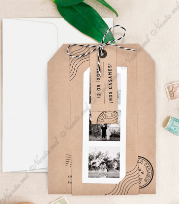 <p>Invitaţie de nuntă vintage, ce reprezintă câteva elemente asociate cu tema călătoriei. Formată dintr-un carton pe care se scrie textul, 2 bileţele scrise cu numele mirilor şi data evenimentului sau orice alt mesaj scurt şi un carton ce prezintă 2 mici tăieturi pentru prinderea pozelor.&nbsp;Plicul este inclus în preţ. Banda cu poze este doar cu titlu de prezentare.</p>