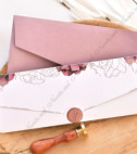 <p>Invitaţie de nuntă romantică cu închidere într-un sigiliu. Design-ul invitaţiei conţine acest element şi este simulat din tipar (nu este un sigiliu real). Invitaţia este prezentată faţa verso şi se poate achiziţiona cu plic sau fără.Plicul nu este inclus în preţ dar poate fi procurat separat.</p>