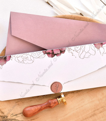 <p>Invitaţie de nuntă romantică cu închidere într-un sigiliu. Design-ul invitaţiei conţine acest element şi este simulat din tipar (nu este un sigiliu real). Invitaţia este prezentată faţa verso şi se poate achiziţiona cu plic sau fără.Plicul nu este inclus în preţ dar poate fi procurat separat.</p>