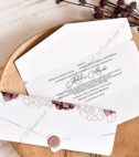 <p>Invitaţie de nuntă romantică cu închidere într-un sigiliu. Design-ul invitaţiei conţine acest element şi este simulat din tipar (nu este un sigiliu real). Invitaţia este prezentată faţa verso şi se poate achiziţiona cu plic sau fără.Plicul nu este inclus în preţ dar poate fi procurat separat.</p>