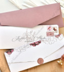<p>Invitaţie de nuntă romantică cu închidere într-un sigiliu. Design-ul invitaţiei conţine acest element şi este simulat din tipar (nu este un sigiliu real). Invitaţia este prezentată faţa verso şi se poate achiziţiona cu plic sau fără.Plicul nu este inclus în preţ dar poate fi procurat separat.</p>