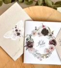 <p>Invitaţie de nuntă care surprinde prin stilul ei Boho Chic. Invitaţia este prezentată faţa verso şi nu include în preţ plicul, dar plicul poate fi procurat separat. Se poate de achizitiona fară plic datorită închiderii acesteia în stil carte poştală.</p>