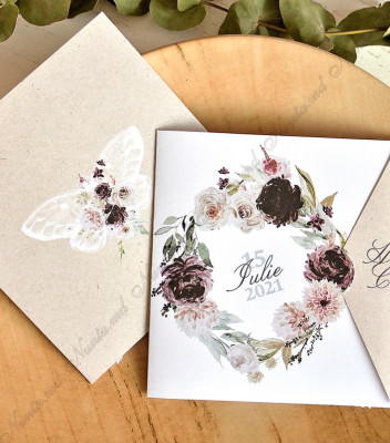 <p>Invitaţie de nuntă care surprinde prin stilul ei Boho Chic. Invitaţia este prezentată faţa verso şi nu include în preţ plicul, dar plicul poate fi procurat separat. Se poate de achizitiona fară plic datorită închiderii acesteia în stil carte poştală.</p>