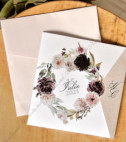 <p>Invitaţie de nuntă care surprinde prin stilul ei Boho Chic. Invitaţia este prezentată faţa verso şi nu include în preţ plicul, dar plicul poate fi procurat separat. Se poate de achizitiona fară plic datorită închiderii acesteia în stil carte poştală.</p>
