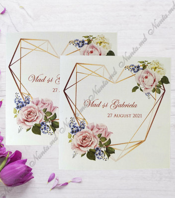 <p>Pentru invitaţia cu accesoriu fundiţă - preţul este 25,90 lei.</p><p><strong>Setul poate fi completat cu</strong></p><p>• Plic invitaţie;</p><p>• Aranjare la mese;</p><p>• Plic de bani;</p><p>• Etichetă decorativă;</p><p>• Număr la masă etc.</p><p>Aceste componente pot fi сomandate cât în set atât şi separat.&nbsp;</p><p><strong>ATENŢIE: </strong>În dependenţă de tipul hârtiei, complexitatea modelului şi componentele alese, preţul poate varia.&nbsp;</p><p>Orice idee poate fi realizată !!!</p>