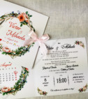 <p>Set invitaţie, ce se deschide ca o cărţulie, confecţionată din carton alb mat accesorizată cu fundiţă roz.</p><p><strong>Setul poate fi completat cu</strong></p><p>• Aranjare la mese;</p><p>• Plic de bani;</p><p>• Număr la masă etc.</p><p>Aceste componente pot fi сomandate cât în set atât şi separat.&nbsp;</p><p><strong>ATENŢIE: </strong>În dependenţă de tipul hârtiei, complexitatea modelului şi componentele alese, preţul poate varia.&nbsp;</p><p>Orice idee poate fi realizată !!!</p>