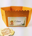 <p>Cutie decorativa pentru colaci poate fi executata din carton alb sau color cu design frumos si accesorizata cu eticheta personalizată.</p><p><strong>Setul poate fi completat cu:</strong></p><p>• Invitaţie;</p><p>• Plic invitaţie;</p><p>• Interior plic;</p><p>• Aranjare la mese;</p><p>• Plic de bani;</p><p>• Număr la masă;</p><p>• Mărturie etc.</p><p>Aceste componente pot fi сomandate cât în set atât şi separat.&nbsp;</p><p><strong>ATENŢIE: </strong>În dependenţă de tipul hârtiei, complexitatea modelului, marime şi componentele alese, preţul poate varia.&nbsp;</p><p>Designul poate modificat !!!</p>