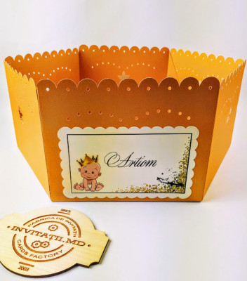 <p>Cutie decorativa pentru colaci poate fi executata din carton alb sau color cu design frumos si accesorizata cu eticheta personalizată.</p><p><strong>Setul poate fi completat cu:</strong></p><p>• Invitaţie;</p><p>• Plic invitaţie;</p><p>• Interior plic;</p><p>• Aranjare la mese;</p><p>• Plic de bani;</p><p>• Număr la masă;</p><p>• Mărturie etc.</p><p>Aceste componente pot fi сomandate cât în set atât şi separat.&nbsp;</p><p><strong>ATENŢIE: </strong>În dependenţă de tipul hârtiei, complexitatea modelului, marime şi componentele alese, preţul poate varia.&nbsp;</p><p>Designul poate modificat !!!</p>