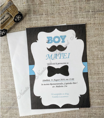 <p>Invitaţie originală cu design personalizat, textul invitaţiei se printeaza pe verso. Plicul este inclus în preţ.&nbsp;</p><p>Cartonaşul fără plic 19,9 lei</p><p><strong>Setul poate fi completat cu:</strong></p><p>•&nbsp;&nbsp;&nbsp;&nbsp;&nbsp;&nbsp;&nbsp;&nbsp; Aranjare la mese;</p><p>•&nbsp;&nbsp;&nbsp;&nbsp;&nbsp;&nbsp;&nbsp;&nbsp; Cartea de urări;</p><p>•&nbsp;&nbsp;&nbsp;&nbsp;&nbsp;&nbsp;&nbsp;&nbsp; Plic de bani;</p><p>•&nbsp;&nbsp;&nbsp;&nbsp;&nbsp;&nbsp;&nbsp;&nbsp; Număr la masă etc.</p><p>•&nbsp;&nbsp;&nbsp;&nbsp;&nbsp;&nbsp;&nbsp;&nbsp; Bomboniera;</p><p>•&nbsp;&nbsp;&nbsp;&nbsp;&nbsp;&nbsp;&nbsp;&nbsp; Cutie pentru colaci;</p><p>•&nbsp;&nbsp;&nbsp;&nbsp;&nbsp;&nbsp;&nbsp;&nbsp; Cutie pentru bani.</p><p>&nbsp;</p><p><strong>ATENŢIE: </strong>În dependenţă de tipul hârtiei, complexitatea modelului şi componentele alese, preţul poate varia.&nbsp;</p><p>Designul poate modificat !!!</p>