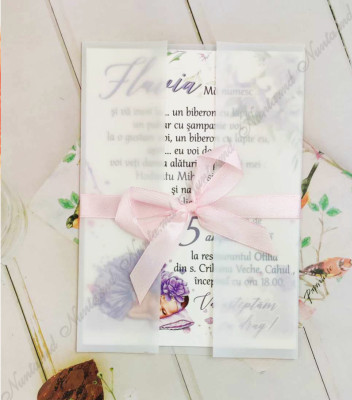 <p>Invitaţie la cumatrie-botez cu design personalizat confecţionată din carton alb şi un plic din foaie transparentă de calc, accesorizată cu fundiţă.</p><p><strong>Setul poate fi completat cu:</strong></p><p>•&nbsp;&nbsp;&nbsp;&nbsp;&nbsp;&nbsp;&nbsp;&nbsp; Aranjare la mese;</p><p>•&nbsp;&nbsp;&nbsp;&nbsp;&nbsp;&nbsp;&nbsp;&nbsp; Cartea de urări;</p><p>•&nbsp;&nbsp;&nbsp;&nbsp;&nbsp;&nbsp;&nbsp;&nbsp; Plic de bani;</p><p>•&nbsp;&nbsp;&nbsp;&nbsp;&nbsp;&nbsp;&nbsp;&nbsp; Număr la masă etc.</p><p>•&nbsp;&nbsp;&nbsp;&nbsp;&nbsp;&nbsp;&nbsp;&nbsp; Bomboniera;</p><p>•&nbsp;&nbsp;&nbsp;&nbsp;&nbsp;&nbsp;&nbsp;&nbsp; Cutie pentru colaci;</p><p>•&nbsp;&nbsp;&nbsp;&nbsp;&nbsp;&nbsp;&nbsp;&nbsp; Cutie pentru bani.</p><p><strong>ATENŢIE: </strong>În dependenţă de tipul hârtiei, complexitatea modelului şi componentele alese, preţul poate varia.&nbsp;</p><p>Designul poate modificat !!!</p>