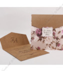 <p>Invitatii de nunta confectionate dintr-un carton reciclat mat subtire destinat textului. Acesta se introduce intr-o alta piesa tip buzunar lucioasa cu model floral si se prinde cu ajutorul unui decupaj. Acest model nu contine plic clasic.Invitatia se personalizeaza cu textul pe care il doriti, corespunzator evenimentului dvs.</p>