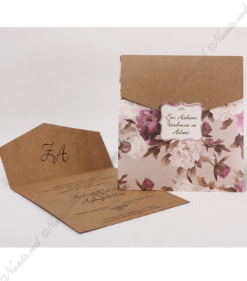 <p>Invitatii de nunta confectionate dintr-un carton reciclat mat subtire destinat textului. Acesta se introduce intr-o alta piesa tip buzunar lucioasa cu model floral si se prinde cu ajutorul unui decupaj. Acest model nu contine plic clasic.Invitatia se personalizeaza cu textul pe care il doriti, corespunzator evenimentului dvs.</p>