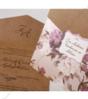 <p>Invitatii de nunta confectionate dintr-un carton reciclat mat subtire destinat textului. Acesta se introduce intr-o alta piesa tip buzunar lucioasa cu model floral si se prinde cu ajutorul unui decupaj. Acest model nu contine plic clasic.Invitatia se personalizeaza cu textul pe care il doriti, corespunzator evenimentului dvs.</p>