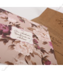 <p>Invitatii de nunta confectionate dintr-un carton reciclat mat subtire destinat textului. Acesta se introduce intr-o alta piesa tip buzunar lucioasa cu model floral si se prinde cu ajutorul unui decupaj. Acest model nu contine plic clasic.Invitatia se personalizeaza cu textul pe care il doriti, corespunzator evenimentului dvs.</p>