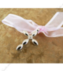 <p>Mărturie de botez, cruciuliţă ondulată accesorizată cu o fundiţă de culoarea roz. Un accesoriu perfect pentru petrecerea copiilor.&nbsp;</p>
