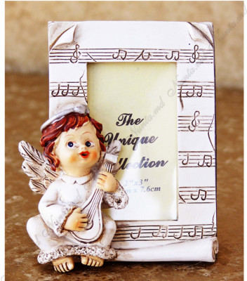 <p>Mărturie de botez din ceramică. În forma unei rame-foto cu un înger. Un accesoriu perfect pentru petrecerea copiilor.&nbsp;</p>