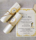 <p>Invitație de nuntă confecţionată dintr-un carton de culoare bej şi diverse imprimeuri. Se rulează şi se face tubuşor. Tubul are ca accesoriu o fundiţă.</p><p>Design-ul poate fi modificat.&nbsp;</p><p><strong>Setul poate fi completat cu:</strong></p><p>• Plic invitaţie;</p><p>• Interior plic;</p><p>• Aranjare la mese;</p><p>• Plic de bani;</p><p>• Etichetă decorativă;</p><p>• Număr la masă etc.</p><p><strong>ATENŢIE: </strong>În dependenţă de tipul hârtiei, complexitatea modelului şi componentele alese, preţul poate varia.&nbsp;</p><p>Orice idee poate fi realizată !!!</p>