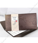 <p>Invitații&nbsp;tip bilet avion realizate la exterior dintr-un carton maron metalizat cu embosări în relief ce conturează continentele. La interior textul se scrie pe un carton sub forma de bilet de avion.</p>