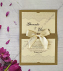 <p>Invitaţie confecţionată din carton craft în combinaţie cu alb mat, accesorizată cu o fundiţă pe centru.</p><p><strong>Setul poate fi completat cu:</strong></p><p>• Plic invitaţie;</p><p>• Aranjare la mese;</p><p>• Plic de bani;</p><p>• Număr la masă etc.</p><p>Aceste componente pot fi сomandate atât în set cât şi separat.&nbsp;</p><p><strong>ATENŢIE: </strong>În dependenţă de tipul hârtiei, complexitatea modelului şi componentele alese, preţul poate varia.&nbsp;</p><p>Orice idee poate fi realizată !!!</p>