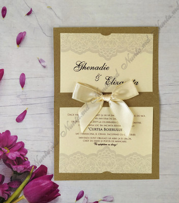 <p>Invitaţie confecţionată din carton craft în combinaţie cu alb mat, accesorizată cu o fundiţă pe centru.</p><p><strong>Setul poate fi completat cu:</strong></p><p>• Plic invitaţie;</p><p>• Aranjare la mese;</p><p>• Plic de bani;</p><p>• Număr la masă etc.</p><p>Aceste componente pot fi сomandate atât în set cât şi separat.&nbsp;</p><p><strong>ATENŢIE: </strong>În dependenţă de tipul hârtiei, complexitatea modelului şi componentele alese, preţul poate varia.&nbsp;</p><p>Orice idee poate fi realizată !!!</p>